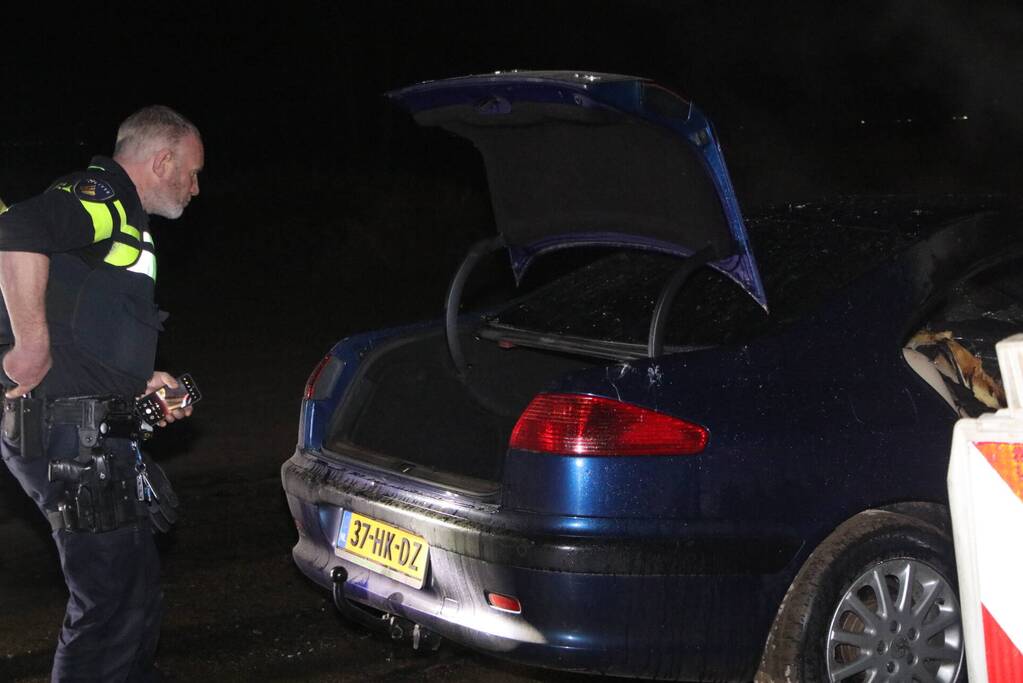 Voertuig vliegt in brand na wilde achtervolging