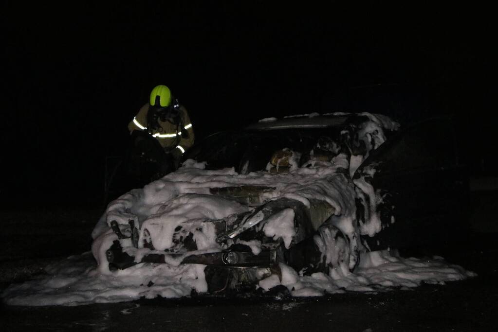 Voertuig vliegt in brand na wilde achtervolging