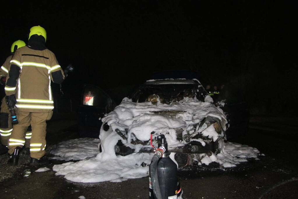 Voertuig vliegt in brand na wilde achtervolging