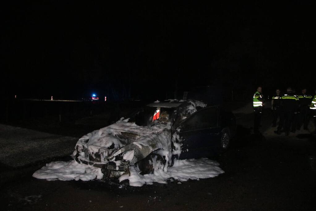 Voertuig vliegt in brand na wilde achtervolging
