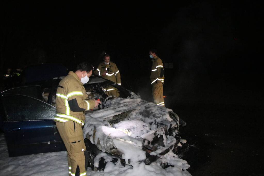 Voertuig vliegt in brand na wilde achtervolging