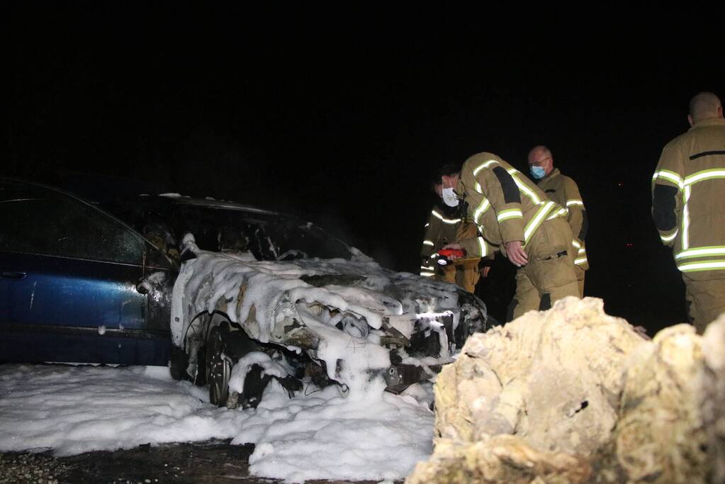 Voertuig vliegt in brand na wilde achtervolging