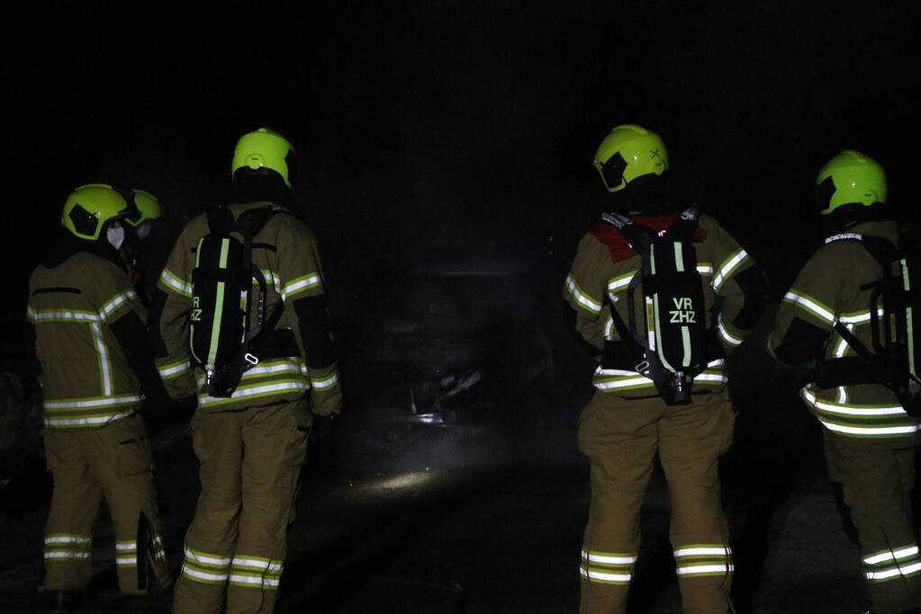 Voertuig vliegt in brand na wilde achtervolging
