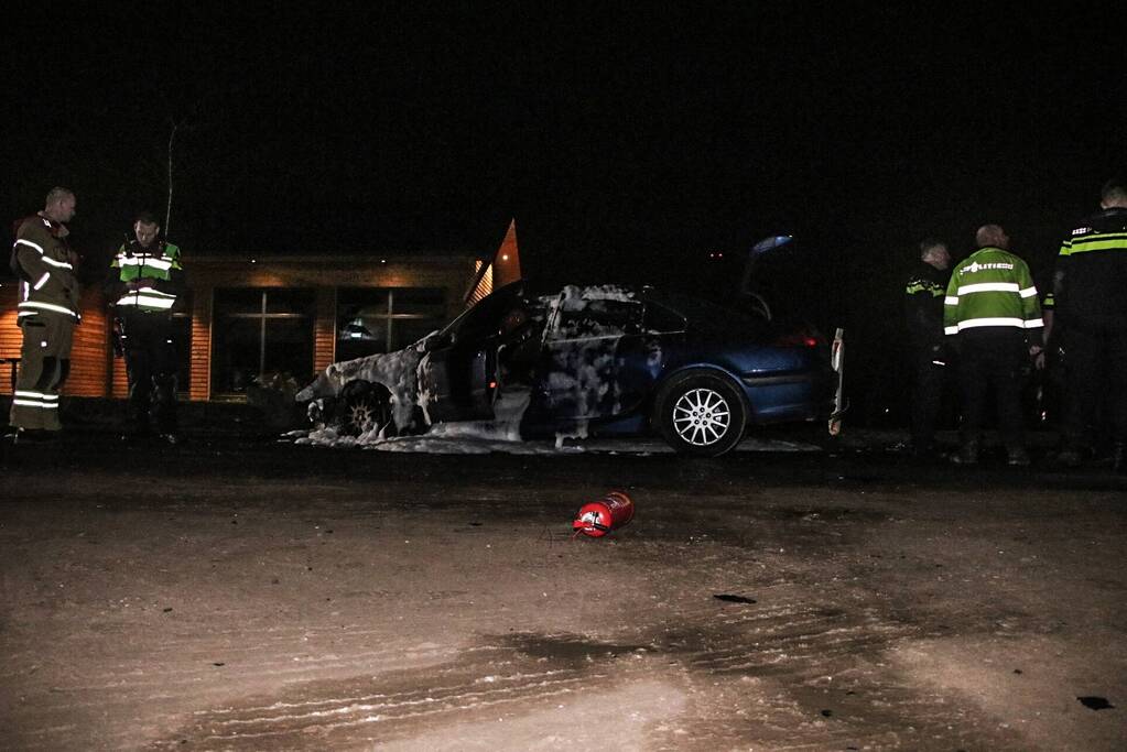 Voertuig vliegt in brand na wilde achtervolging