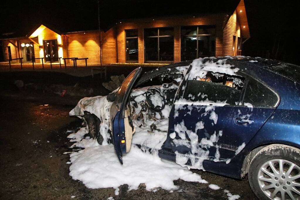 Voertuig vliegt in brand na wilde achtervolging