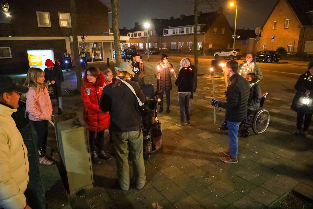 Demonstranten verzamelen zich bij Emmaüskerk in Soesterkwartier