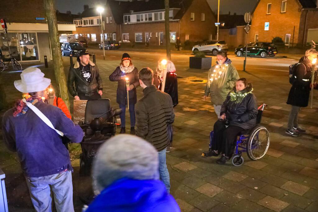 Demonstranten verzamelen zich bij Emmaüskerk in Soesterkwartier