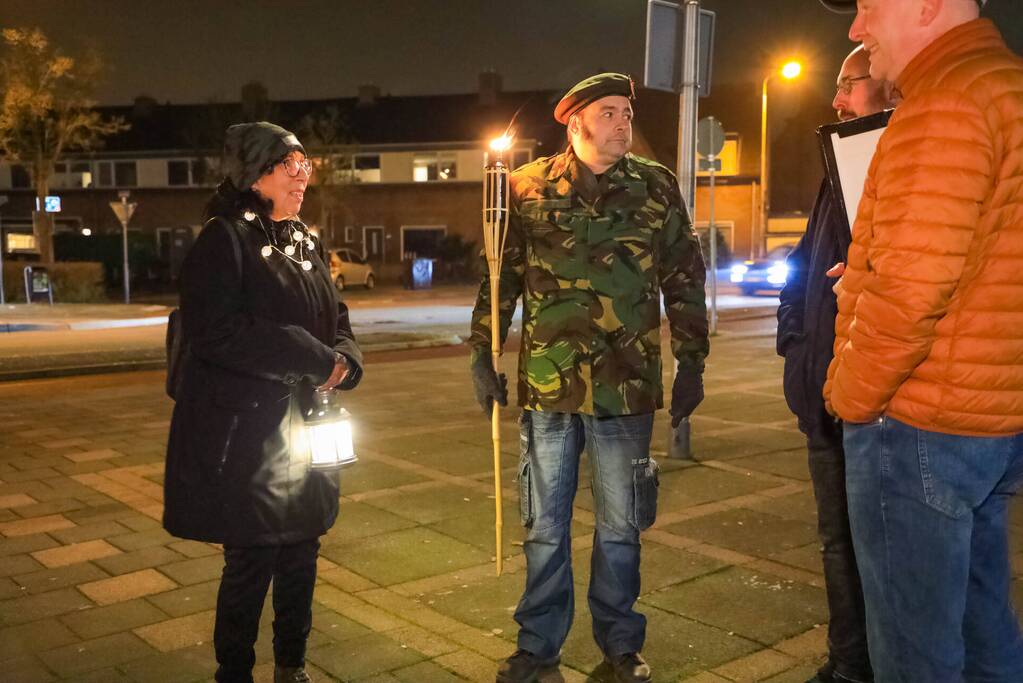 Demonstranten verzamelen zich bij Emmaüskerk in Soesterkwartier