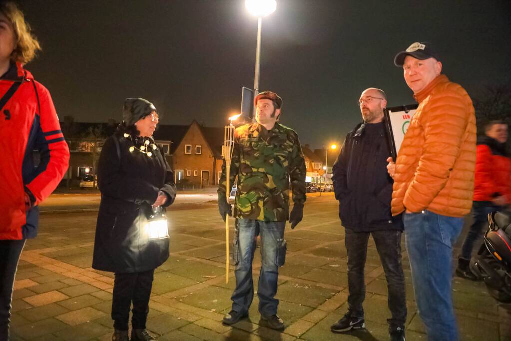 Demonstranten verzamelen zich bij Emmaüskerk in Soesterkwartier