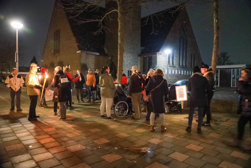 Demonstranten verzamelen zich bij Emmaüskerk in Soesterkwartier