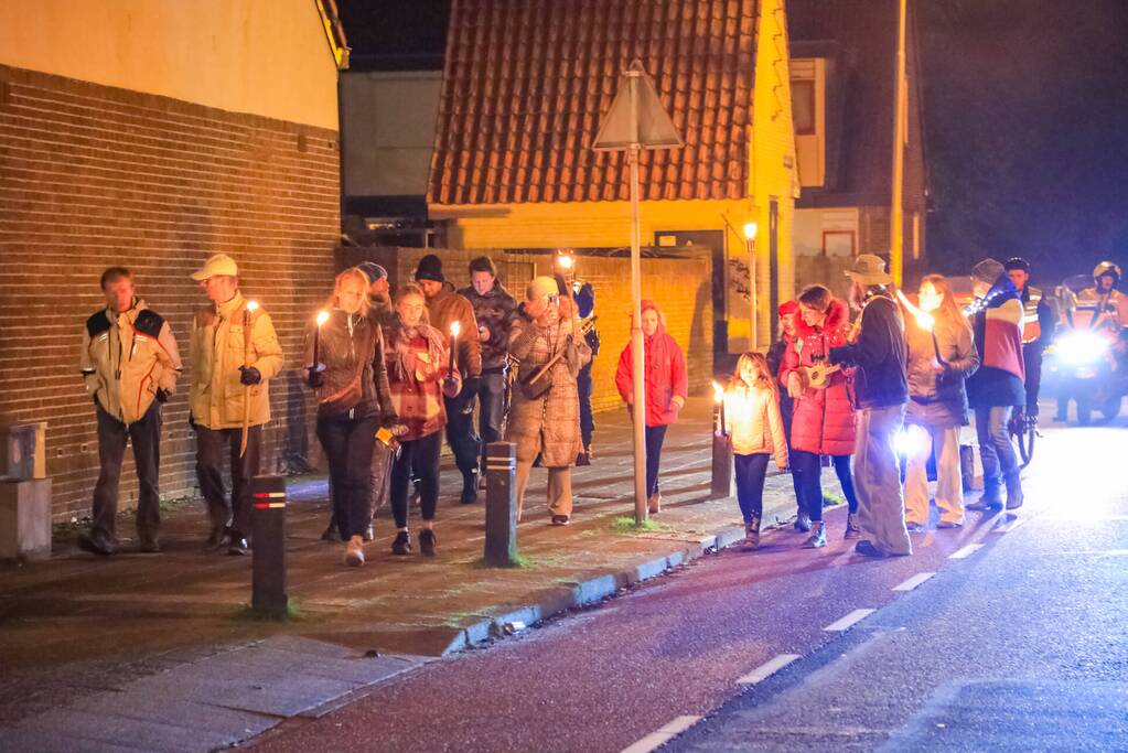 Demonstranten verzamelen zich bij Emmaüskerk in Soesterkwartier