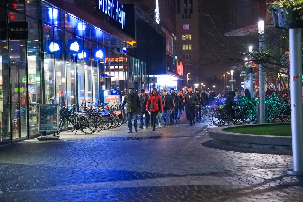 Demonstranten verzamelen zich bij Emmaüskerk in Soesterkwartier