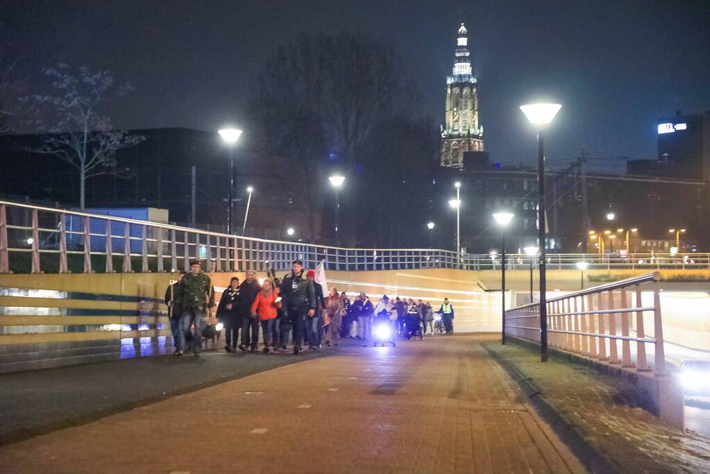 Demonstranten verzamelen zich bij Emmaüskerk in Soesterkwartier