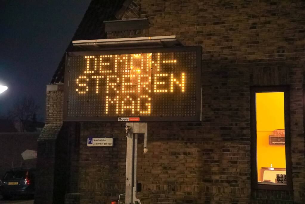 Demonstranten verzamelen zich bij Emmaüskerk in Soesterkwartier