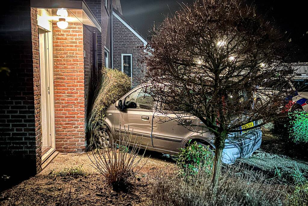 88-jarige bestuurster verliest macht over het stuur en botst tegen woning