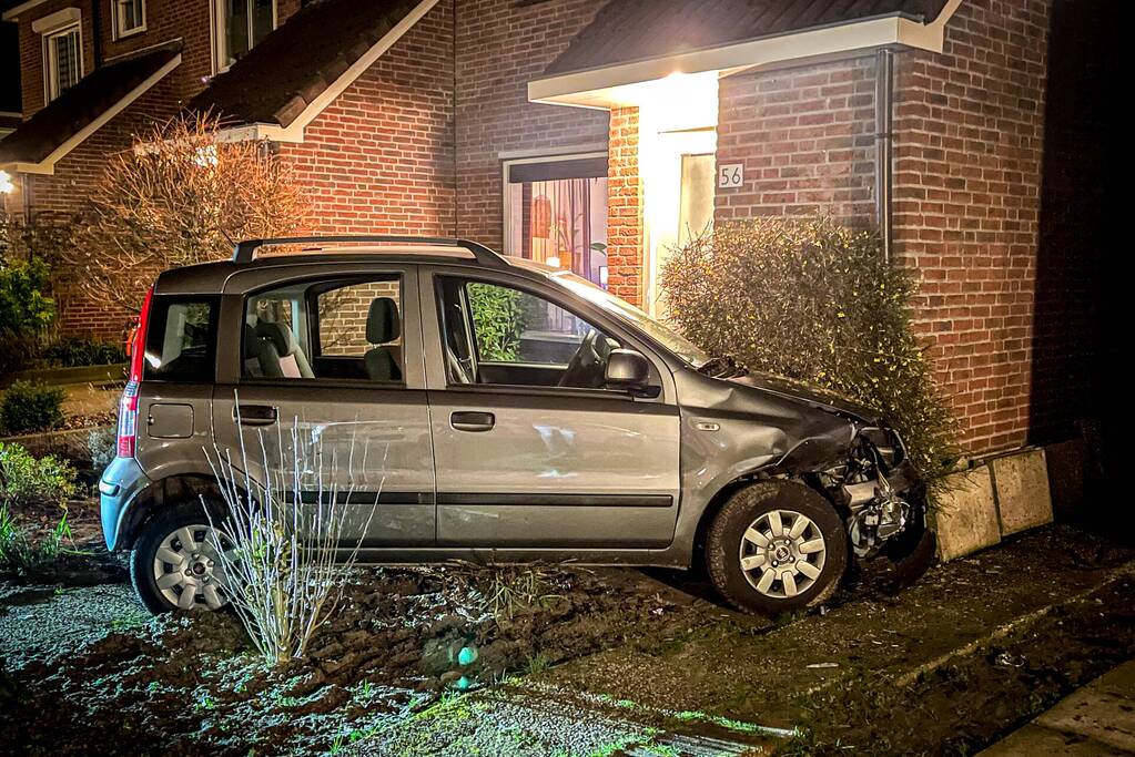 88-jarige bestuurster verliest macht over het stuur en botst tegen woning