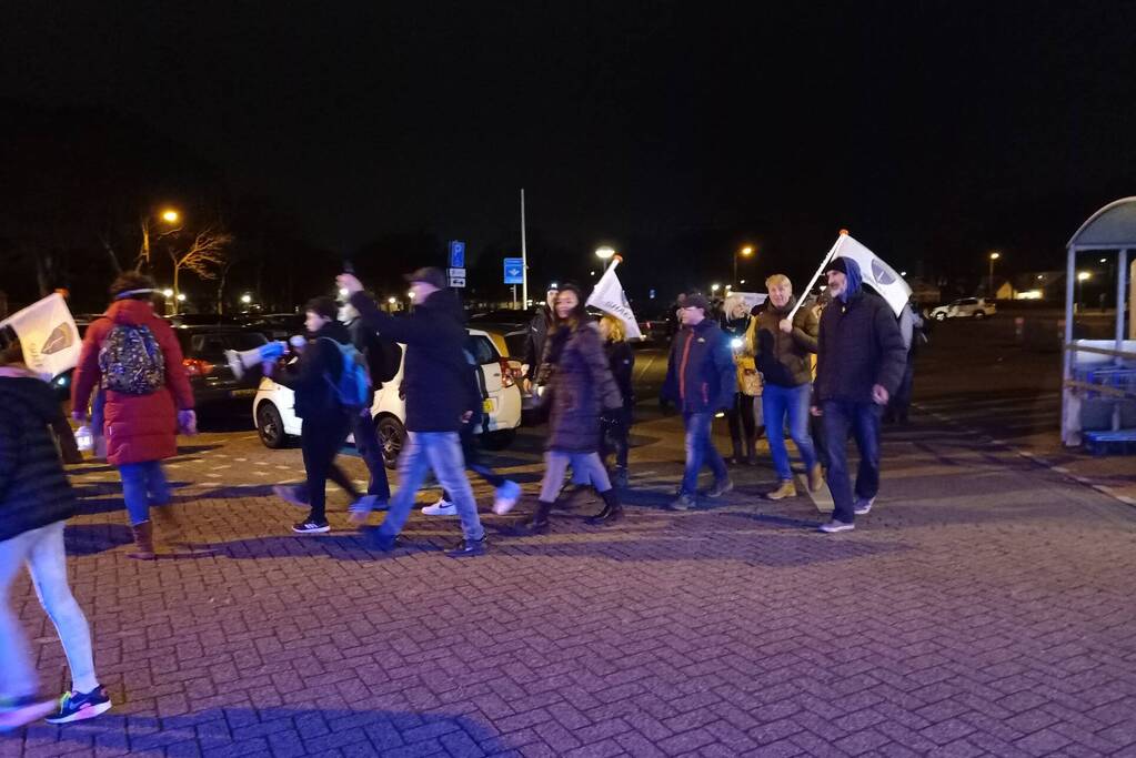 Grote opkomst bij lichtjestocht tegen coronamaatregelen