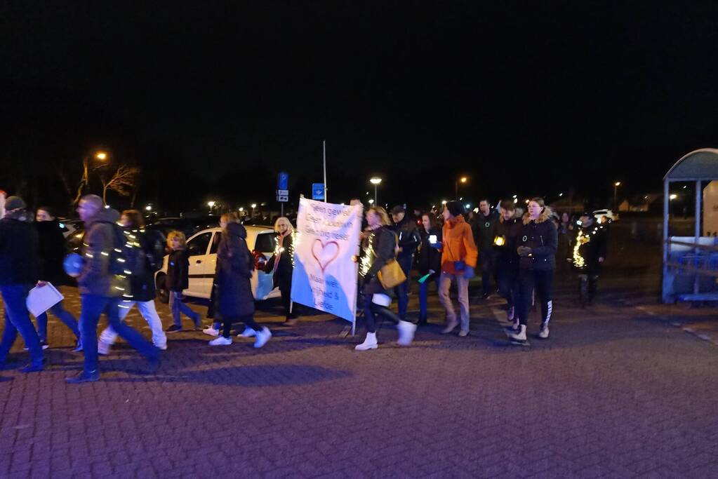 Grote opkomst bij lichtjestocht tegen coronamaatregelen