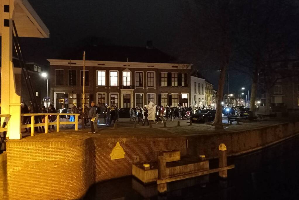 Grote opkomst bij lichtjestocht tegen coronamaatregelen