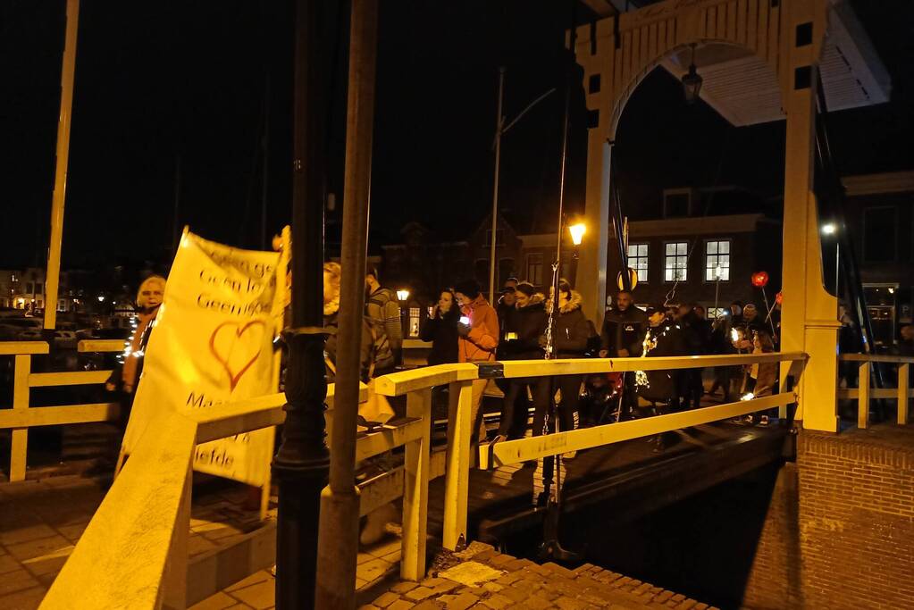 Grote opkomst bij lichtjestocht tegen coronamaatregelen