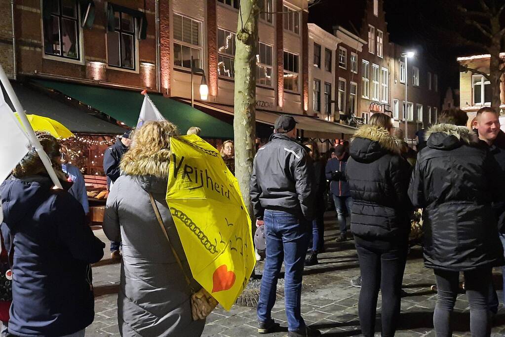Grote opkomst bij lichtjestocht tegen coronamaatregelen