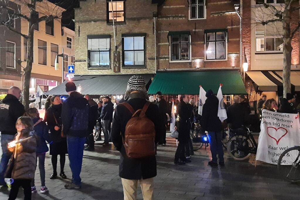 Grote opkomst bij lichtjestocht tegen coronamaatregelen