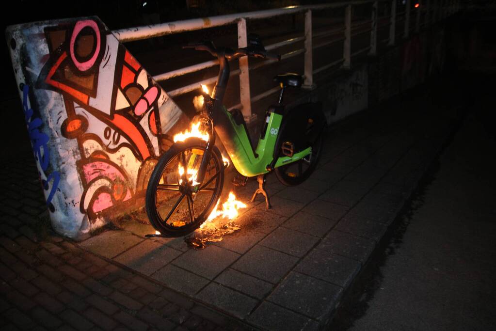 Deelfiets in brand door brandstichting