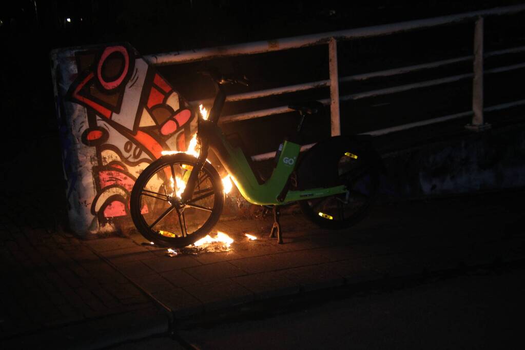 Deelfiets in brand door brandstichting
