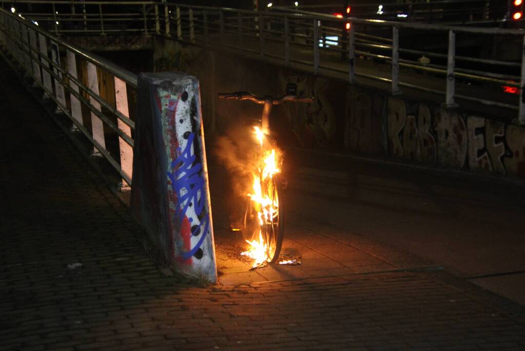 Deelfiets in brand door brandstichting