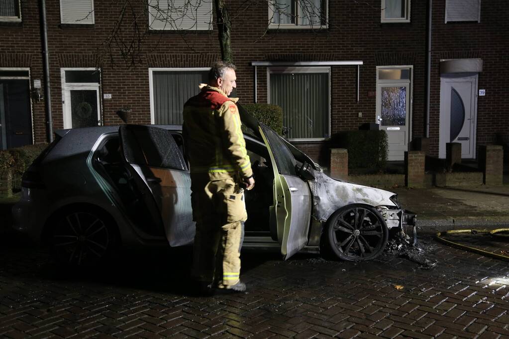 Auto in brand, mogelijk aangestoken