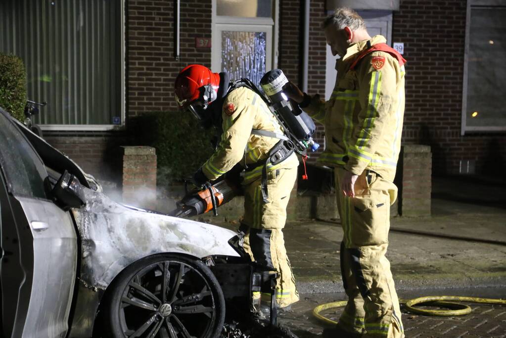 Auto in brand, mogelijk aangestoken