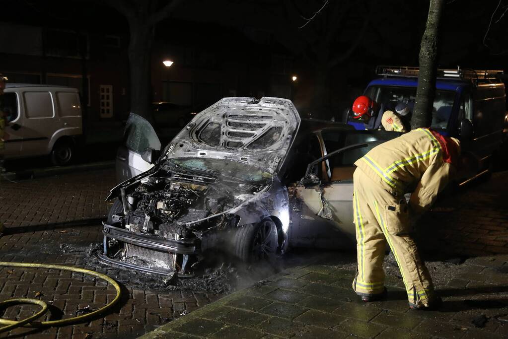 Auto in brand, mogelijk aangestoken
