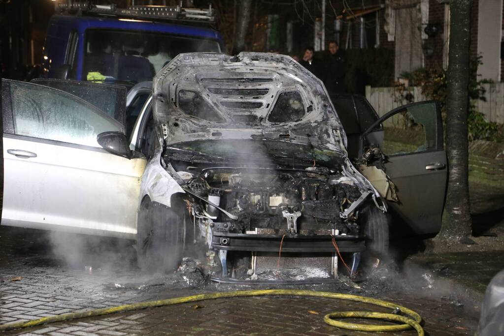 Auto in brand, mogelijk aangestoken