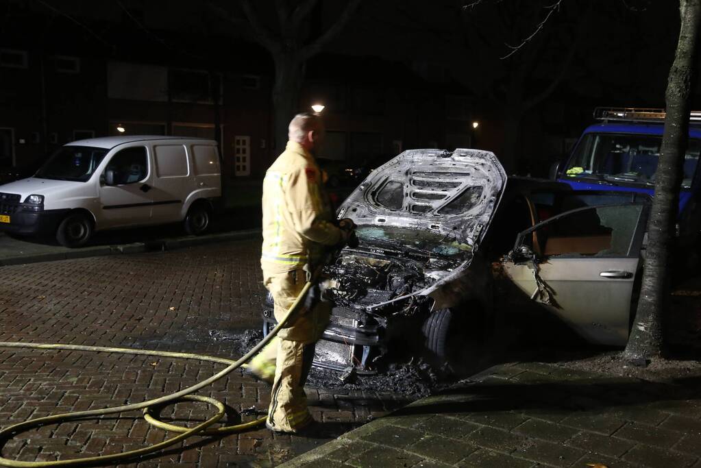 Auto in brand, mogelijk aangestoken