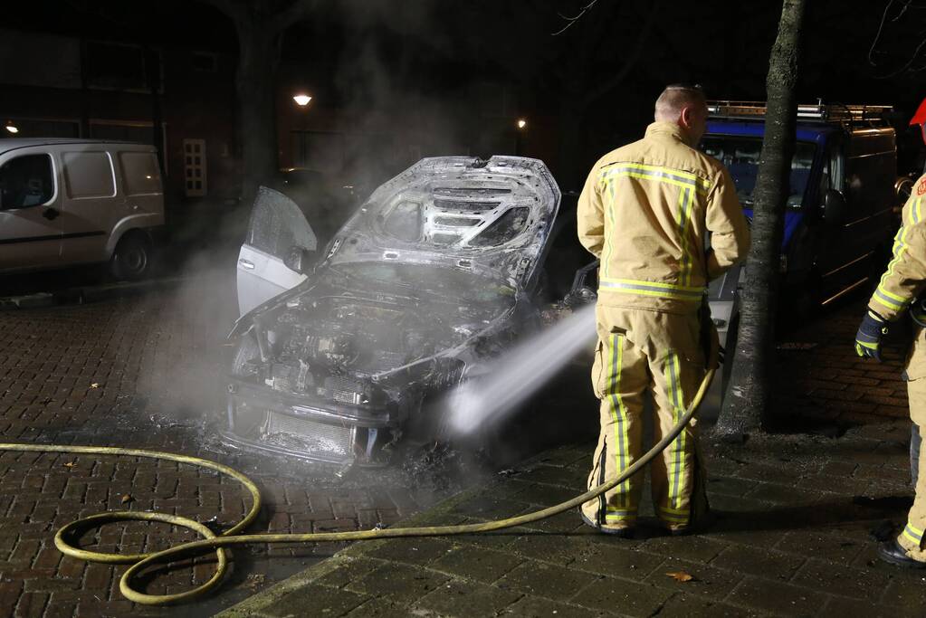 Auto in brand, mogelijk aangestoken