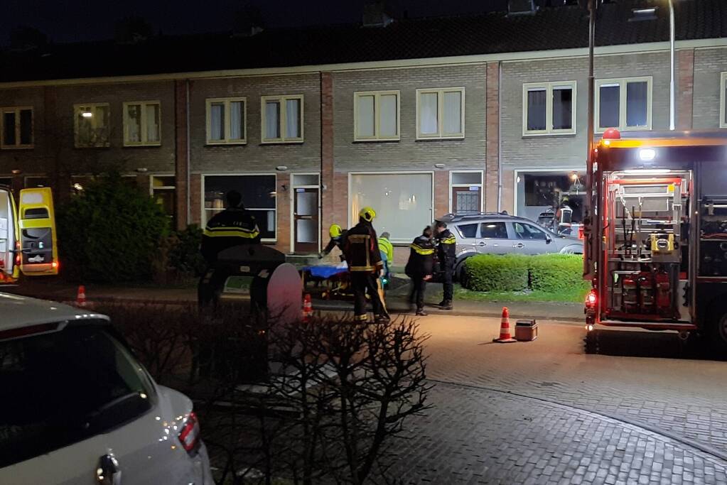 Auto crasht tegen woning