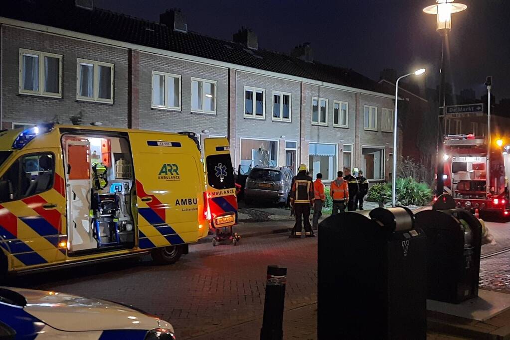 Auto crasht tegen woning