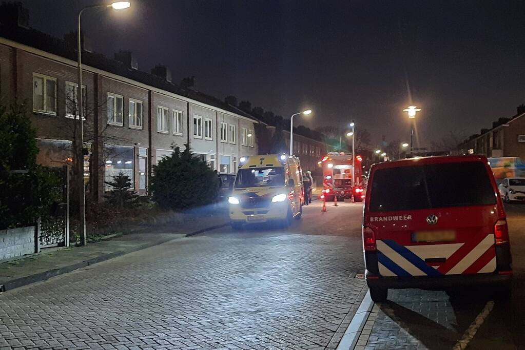 Auto crasht tegen woning