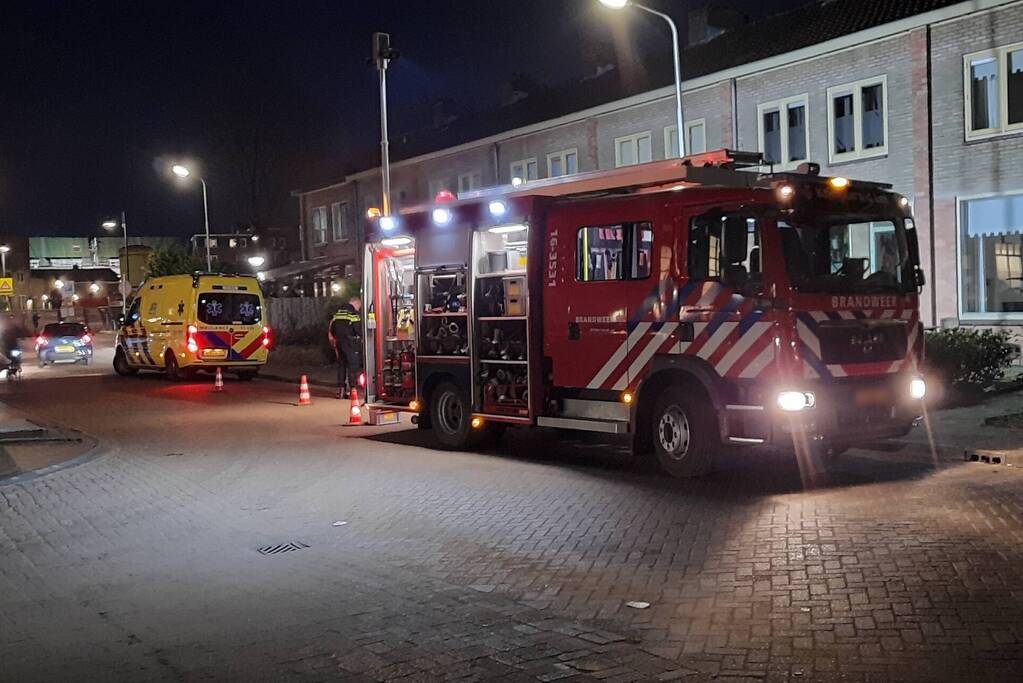 Auto crasht tegen woning