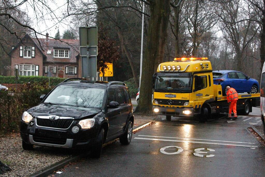 Twee auto's compleet in elkaar na ongeluk