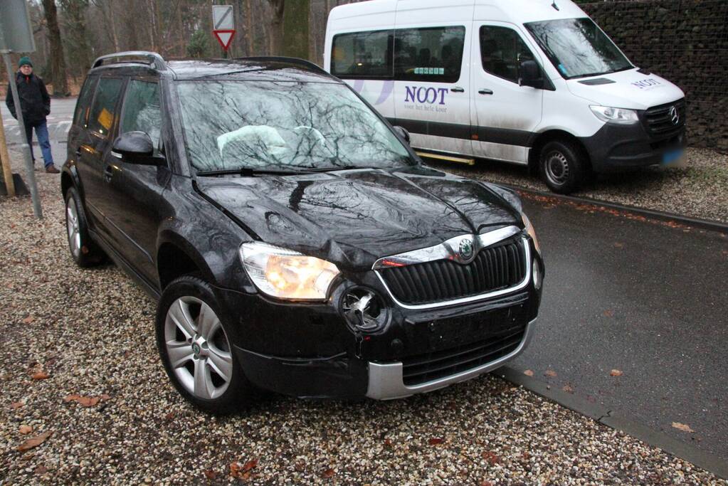 Twee auto's compleet in elkaar na ongeluk