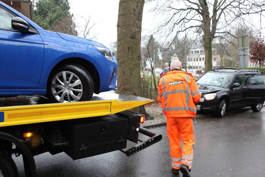 Twee auto's compleet in elkaar na ongeluk