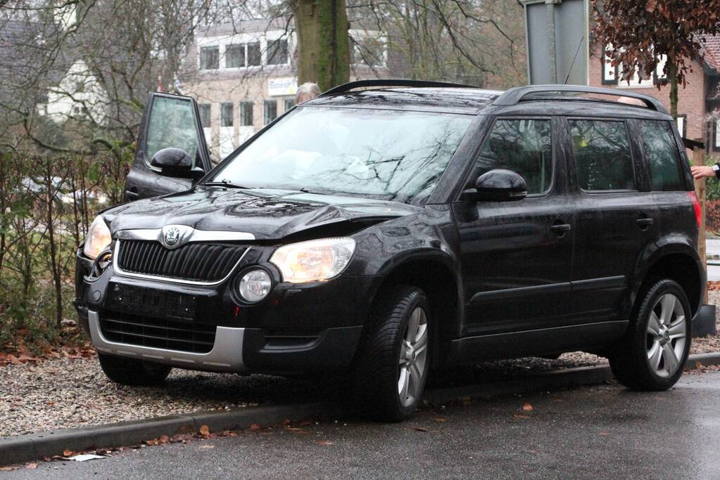 Twee auto's compleet in elkaar na ongeluk