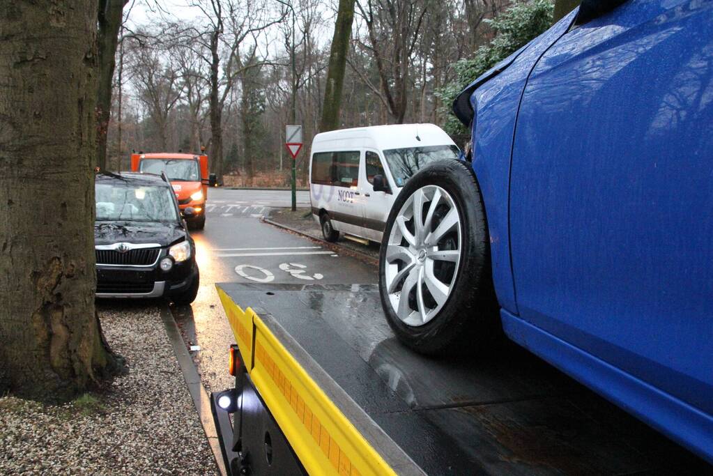Twee auto's compleet in elkaar na ongeluk