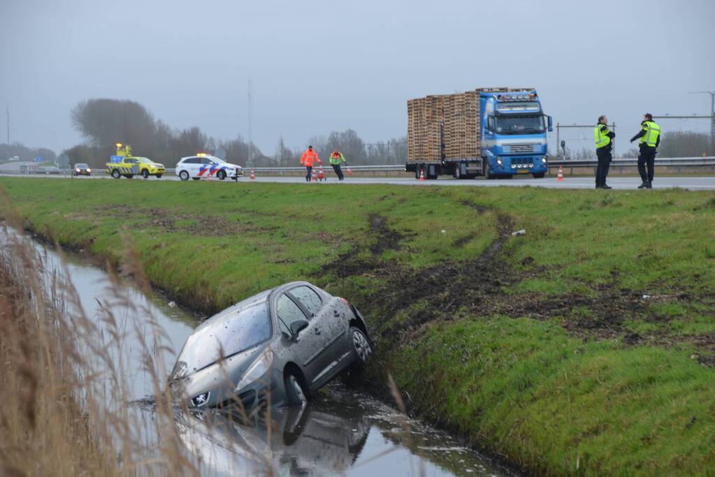 Automobilist eindigt in sloot naast snelweg