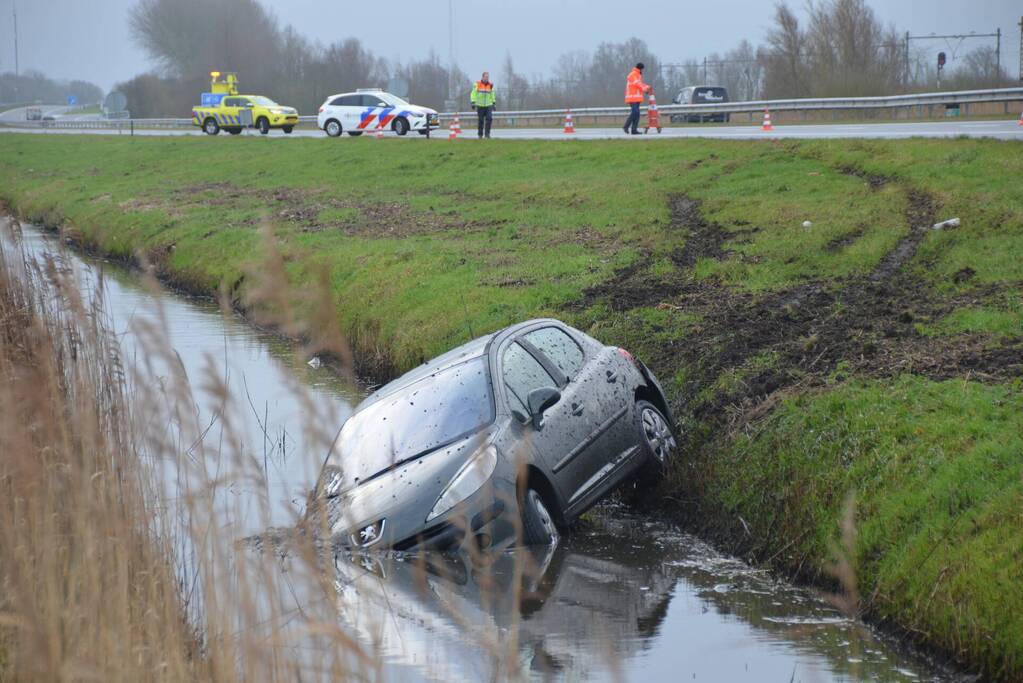 Automobilist eindigt in sloot naast snelweg