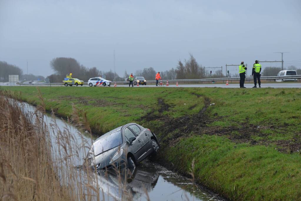 Automobilist eindigt in sloot naast snelweg