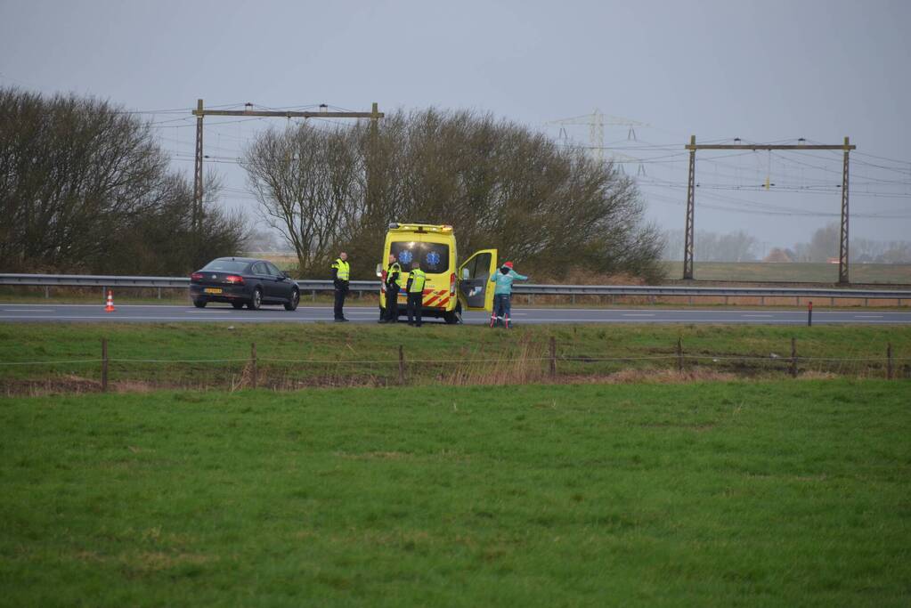 Automobilist eindigt in sloot naast snelweg