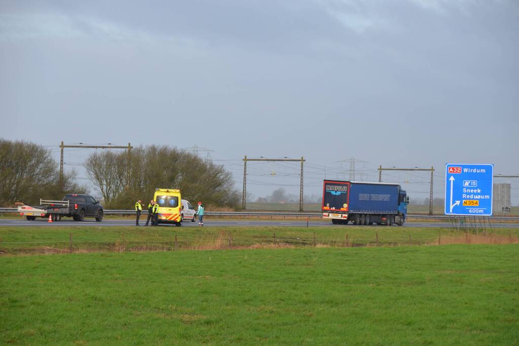 Automobilist eindigt in sloot naast snelweg