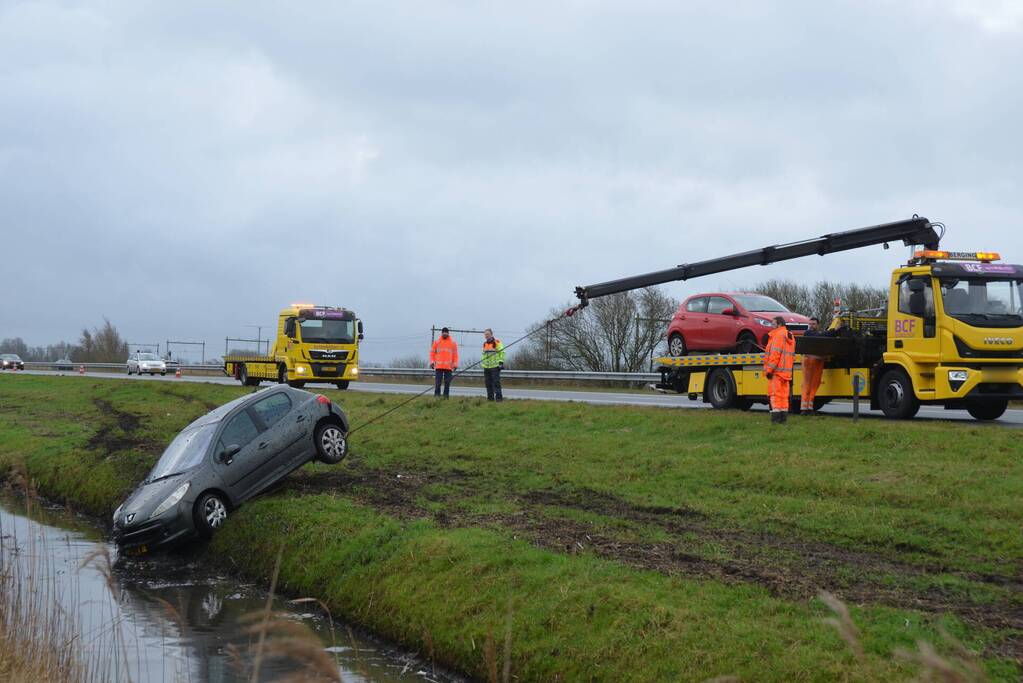 Automobilist eindigt in sloot naast snelweg